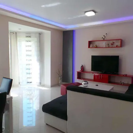 Two-bedroom In Pula Xii * Vintijan